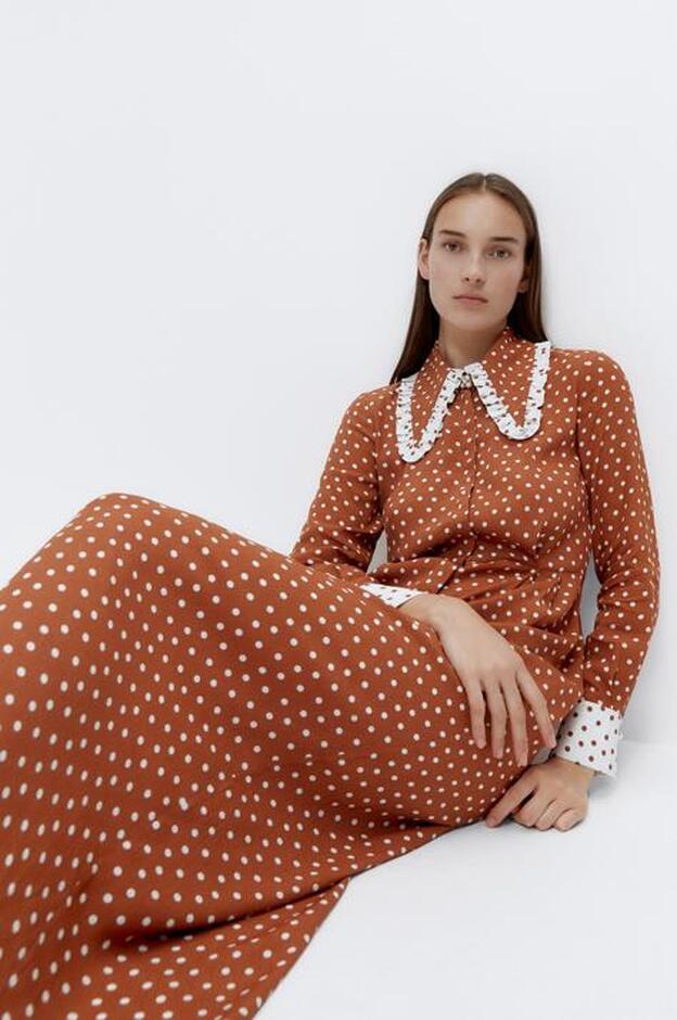 Lunares, blanco y camel: Uterqüe tiene la combinación perfecta para parecer una estrella de cine con este vestido y esta blusa que nos han enamorado