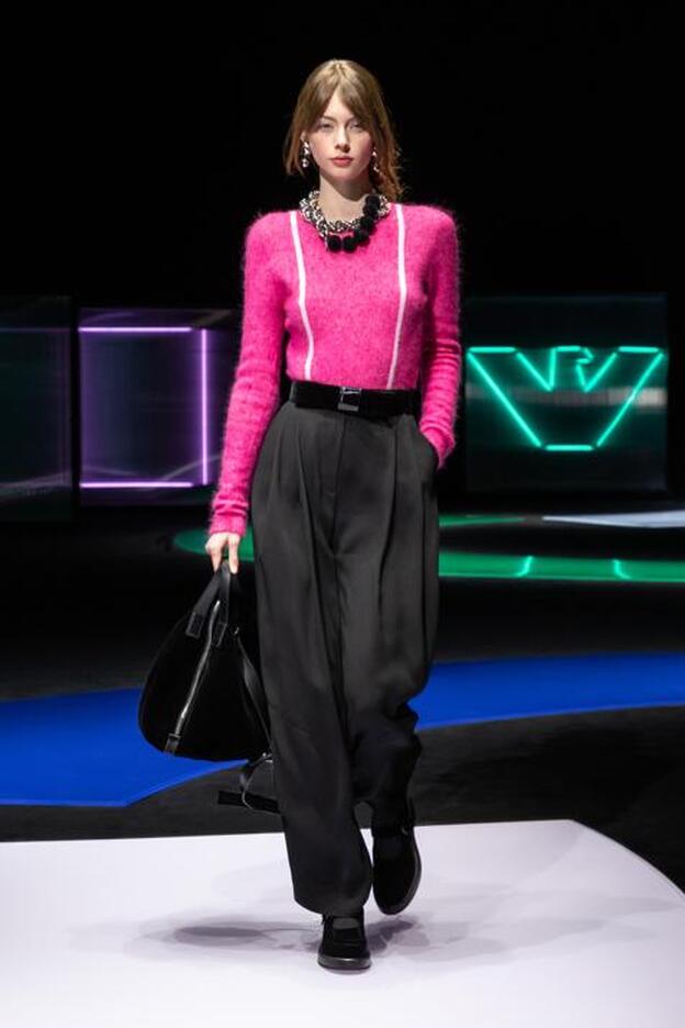 Semana de la moda de Milán: los colores flúor y la inspiración ochentera que van a fascinarte el próximo invierno son las grandes apuestas del último desfile de Emporio Armani