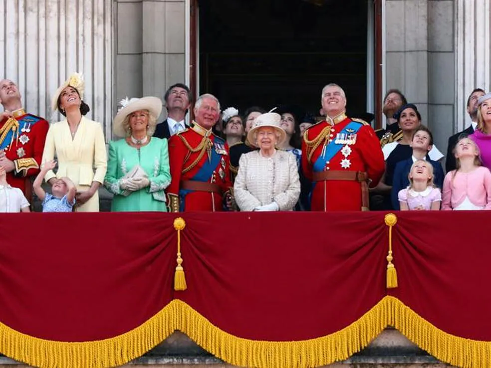 La reina Isabel II del Reino Unido tiene el corazón roto por la guerra en el Palacio de Buckingham: odio entre hermanos, boicots en televisión y traiciones entre los herederos complican su sucesión (y agravan el estado de salud de Felipe de Edimburgo)