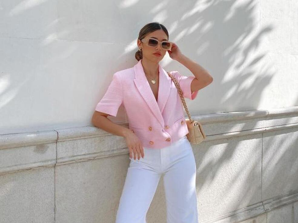 Esta blazer cropped de manga corta de Zara queda ideal con vaqueros pitillo, es la nueva prenda viral y está arrasando entre las influencers