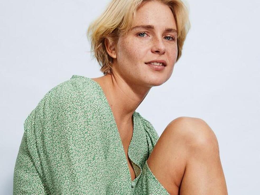 Dos vestidos (uno mini y otro maxi) y un conjunto de falda y blusa: este estampado verde de H&M ha sido amor a primera vista