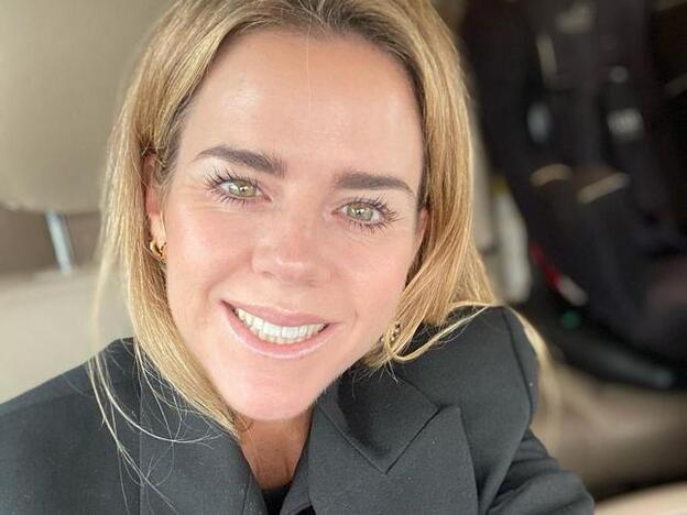 Los vaqueros flare con rotos que más rejuvenecen, estilizan y puedes llevar con tus tacones favoritos los tiene Amelia Bono