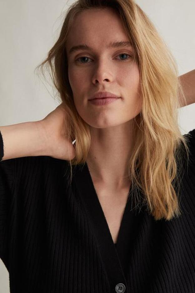 Esta chaqueta de punto fino rebajada de Oysho queda bien con vaqueros pero también con leggings para un look súper cómodo