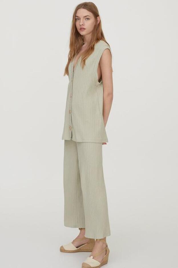 En verde o en crudo, Pull & Bear nos propone un conjunto de chaleco y culotte cómodo, favorecedor y súper barato