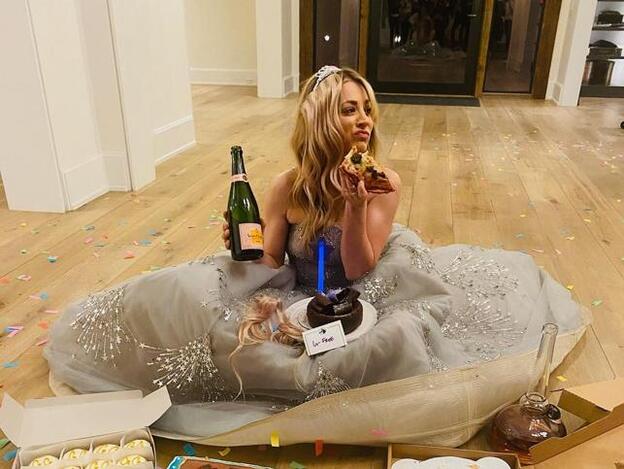 Globos de Oro 2021: del pijama con perro y novia de Jodie Foster al desfile en ascensor de Rosemund Pike (sin dejarnos la pizza de Kaley Cuoco), estos son los mejores memes que nos ha dejado la gala de premios más rara y absurda