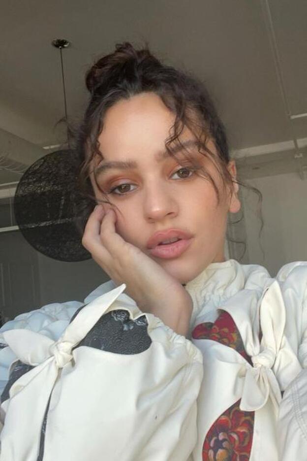 El truco de Rosalía para hacer que sus labios parezcan más gruesos sin retoques: el "over delineado"