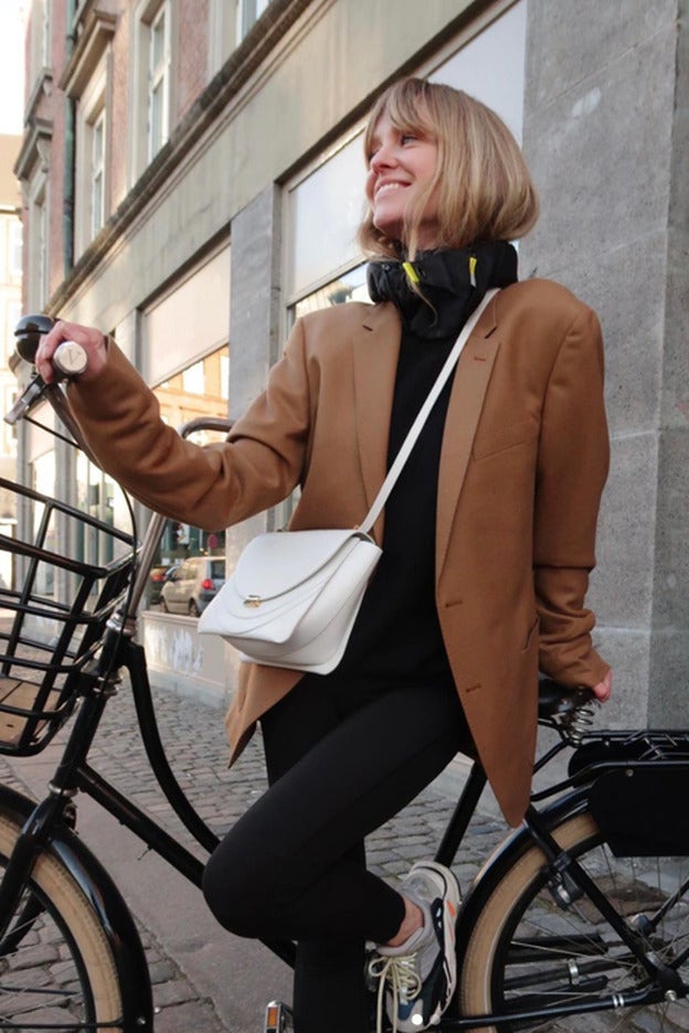 Si piensas coger la bici esta primavera, tus mejores amigos van a ser una blazer oversize y un casco inflable que te va a sorprender