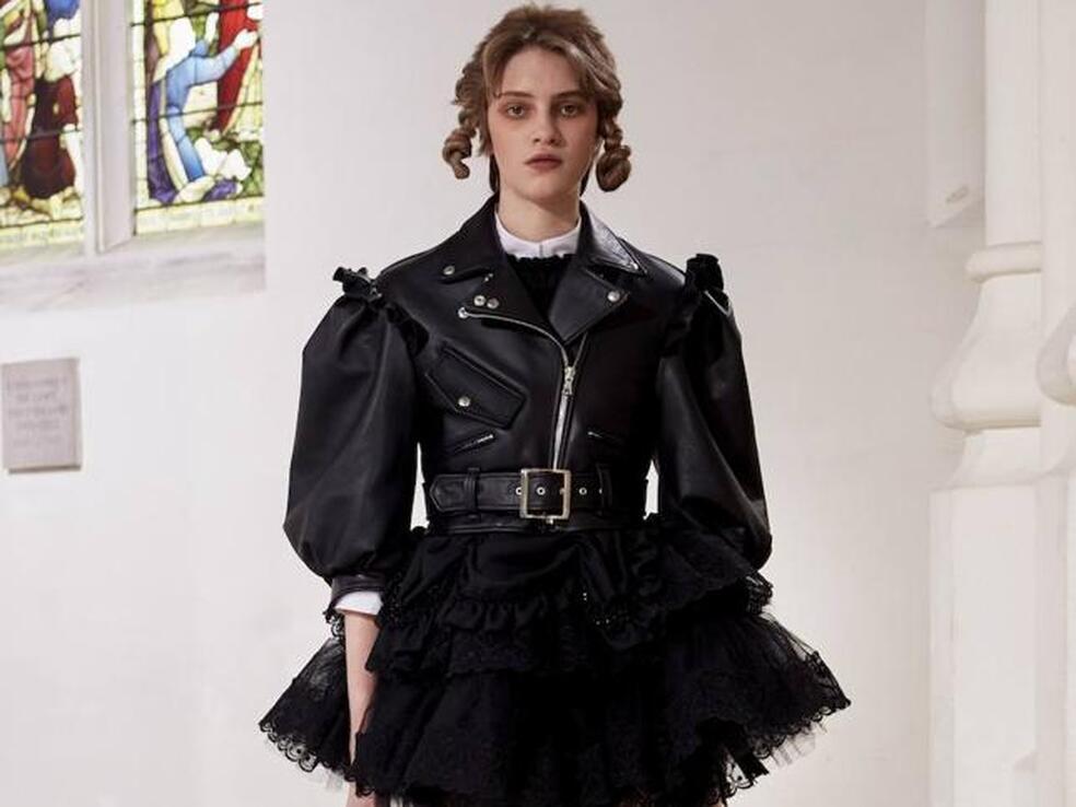 Semana de la moda de Londres: llevar vestidos románticos y cazadoras biker de cuero va a ser la combinación estrella del próximo invierno y Simone Rocha tiene la clave para que funcione