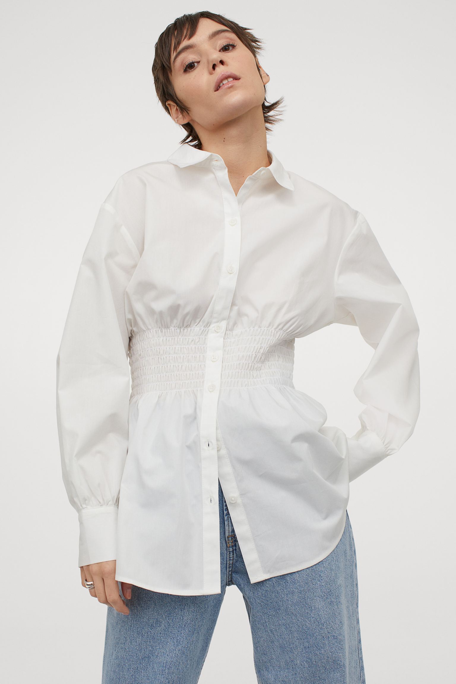 Tenemos las camisas blancas definitivas para la primavera 2021: las más bonitas y ponibles de H&M, Zara y Mango que ya nos hacen soñar con el buen tiempo