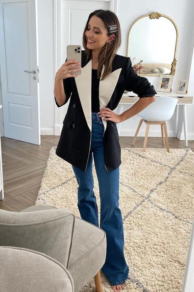 Los vaqueros flare de Primark y la blazer de Mango con más estilo, el look low cost de influencer que vas a querer copiar