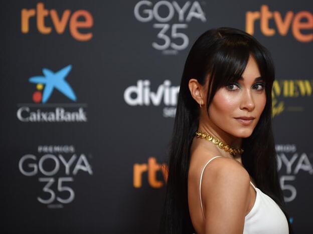 Con un flequillo cortina abierto que será tendencia esta primavera y una maxi melena ultra lisa (que queremos copiar porque rejuvenece): el pelazo de Aitana ha sido una de las mejores cosas de los Premios Goya 2021 (hasta el momento)