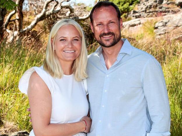 Una juventud difícil, un hijo soltera y un matrimonio que la puso en el foco público: cómo era la vida de Mette Marit antes de casarse con Haakon de Noruega y cómo se adaptó a la realeza
