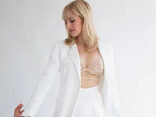 El pantalon palazzo blanco de Natalia de Molina en los Premios Goya 2021 nos ha enamorado porque lo puedes llevar en looks informales, estiliza y afina la cintura (y lo tenemos en versión low cost)