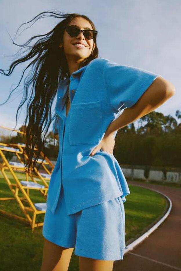 El conjunto más fresco y bonito de la temporada está en Pull&Bear y viene con un sorprendente y apetecible tejido