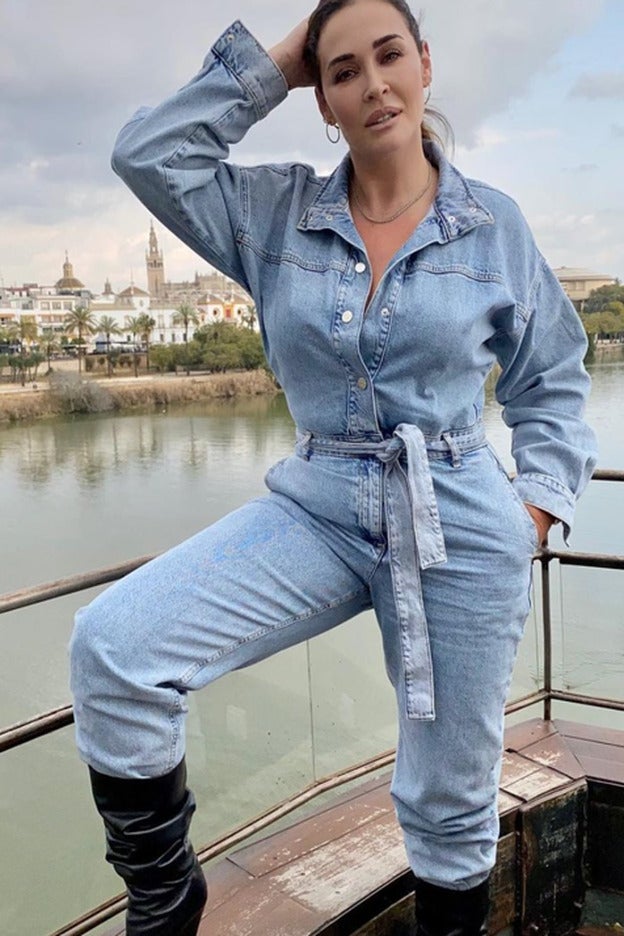 Vicky Martín Berrocal le da un giro tremendo al mono vaquero: va fantástico con esas botas negras (y rebajadas)