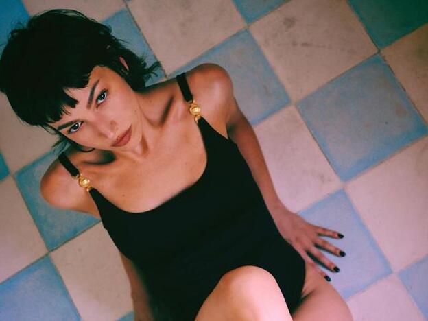 El bolso favorito de Úrsula Corberó es este tan ponible que pega con todo y que podrás usar todo el año