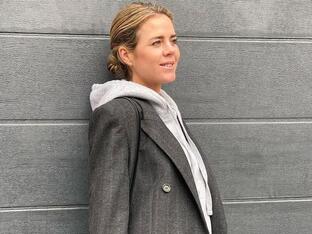 Amelia Bono confirma que el look con blazer (de Zara) y sudadera con capucha es el más rejuvenecedor del momento