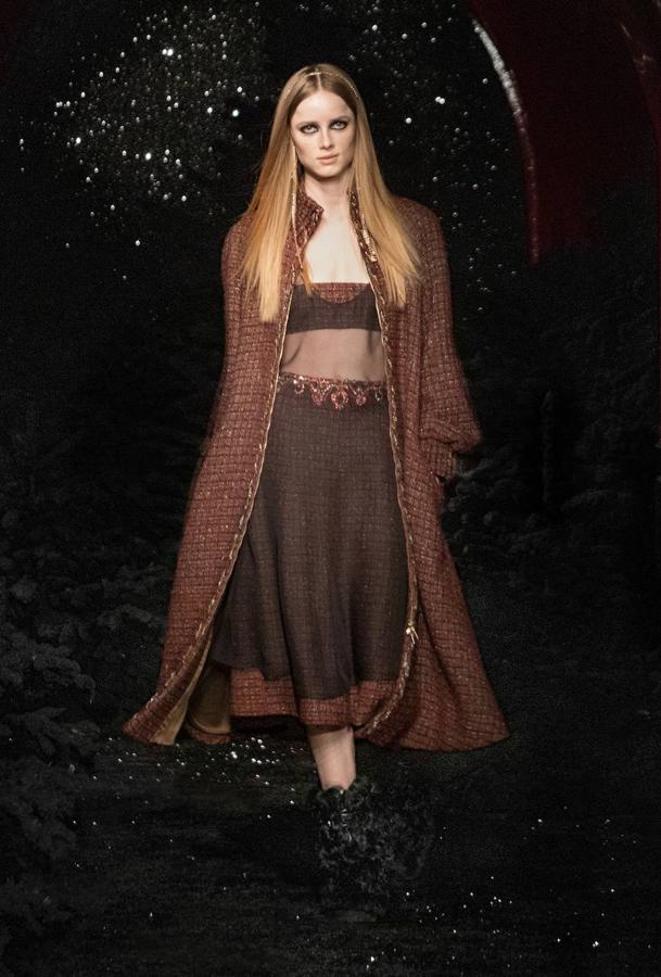 El chic parisino nunca pasa de moda y Chanel lo revisita desde una elegante perspectiva nostálgica cargada de contrastes