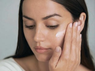 La crema hidratante que usa Ana de Armas es esta que reduce las arrugas y aporta luminosidad con efecto buena cara al instante