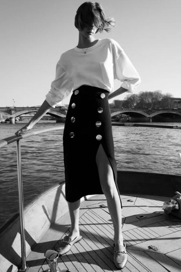 Esta falda midi Zara con botones XL no para de agotarse una y otra vez (pero estás a tiempo conseguirla) | Mujer Hoy