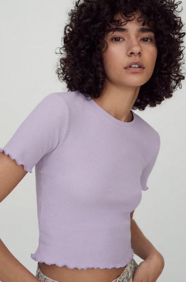 Si te vas a decantar por un tono pastel para la primavera, que sea el lila que Pull&Bear lo ha llevado a todas las prendas