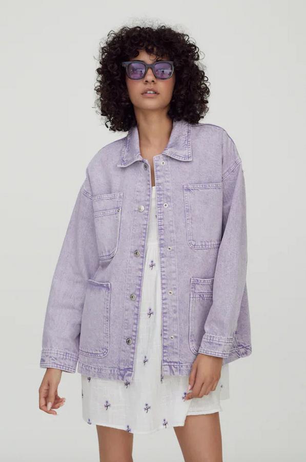 Si te vas a decantar por un tono pastel para la primavera, que sea el lila que Pull&Bear lo ha llevado a todas las prendas