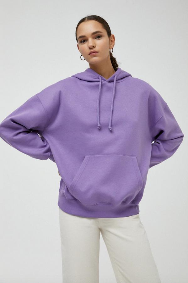Si te vas a decantar por un tono pastel para la primavera, que sea el lila que Pull&Bear lo ha llevado a todas las prendas