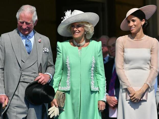 Parece que la aparente armonía entre los miembros senior de la familia real británica y Meghan Mrkle y el príncipe Enrique no era tal. Las acusaciones de aislamiento y racismo podrían hacer daño, sobre todo, a la reputación del príncipe Carlos./GTRES