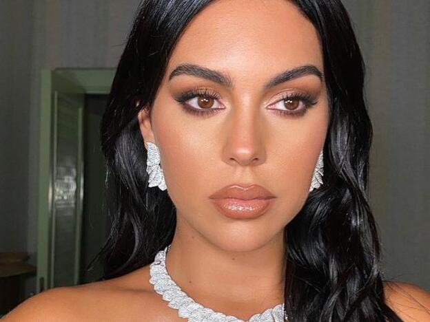 La original falda midi de flecos de Sfera que ha llevado Georgina Rodríguez es esta tan barata que parece de lujo