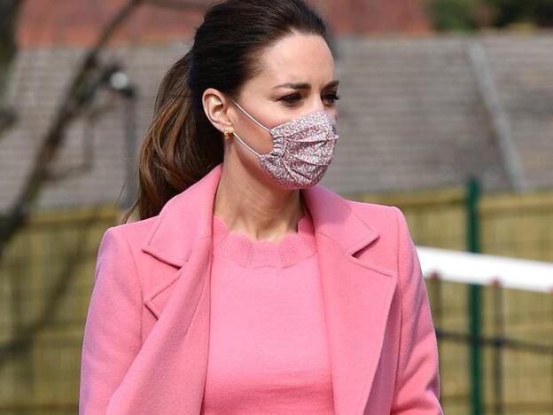 Kate Middleton también tiene el abrigo rosa que puedes comprar en las rebajas de Mango y es el más bonito para primavera