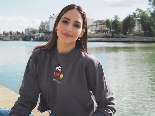 El vestido mini de lunares y manga larga que queda genial con botas over the knee