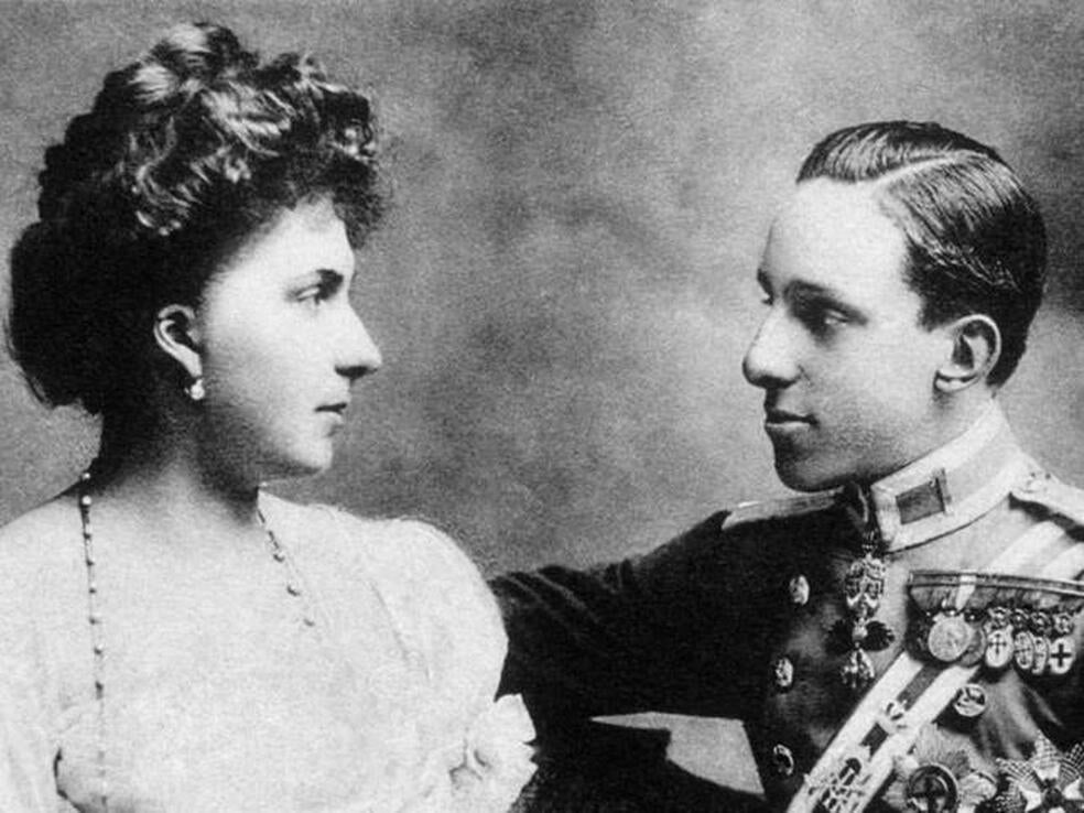 El matrimonio de Alfonso XIII y Victoria Eugenia de Battemberg: una historia de amor, infidelidades, tragedias y escándalos que acabó en el exilio y en un mar de indiferencia