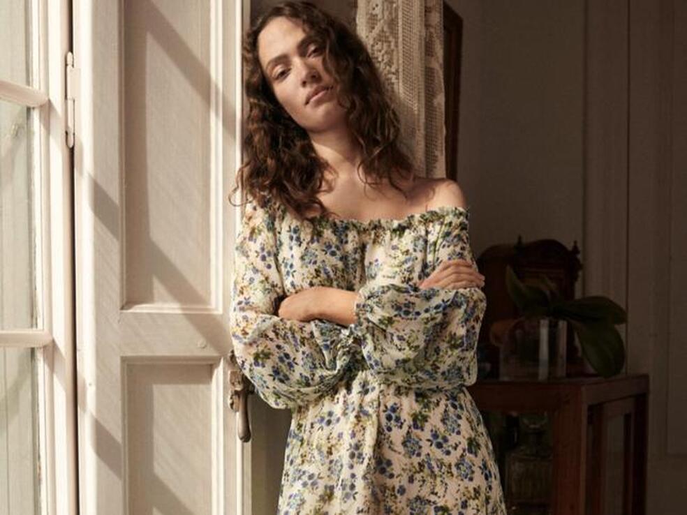 Con estampado floral y manga abullonada, este vestido midi de Mango con la espalda abierta promete ser tu mejor aliado para esta primavera