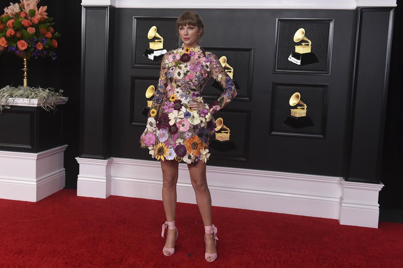 Taylor Swift, Billie Eilish, Beyoncé, Dua Lipa, Harry Styles... Los mejores y peores looks de los Grammy 2021, la alfombra roja más hortera del año