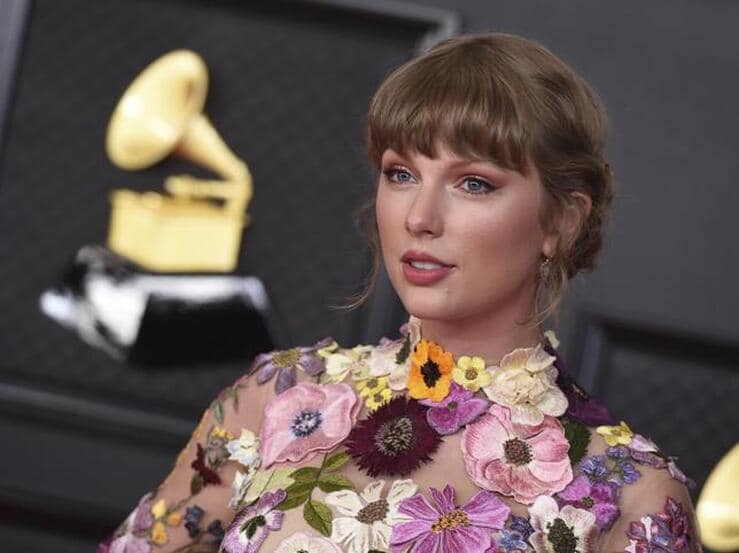 Taylor Swift, Billie Eilish, Beyoncé, Dua Lipa, Harry Styles... Los mejores y peores looks de los Grammy 2021, la alfombra roja más hortera del año