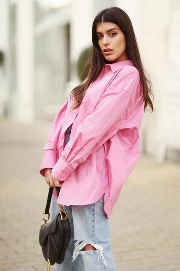 Esta camisa de Zara que triunfa en Instagram es todo lo que necesitas para unirte al rosa por muy poco