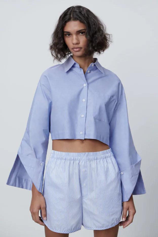 Conjunto de shorts de rayas azules y camisa cropped de Zara.