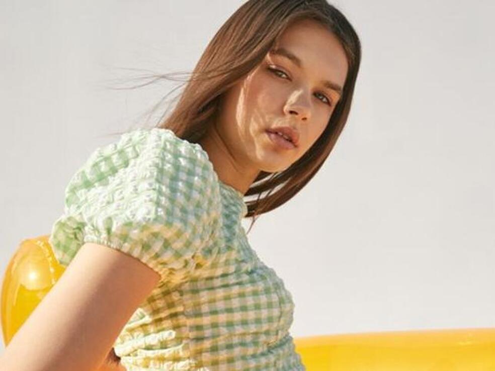 Un conjunto, un vestido midi y una blusa, las prendas de cuadros vichy de Bershka con las que triunfarás en primavera