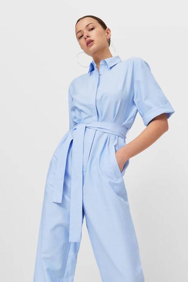 El giro inesperado de la camisa más clásica que nos proporciona un look impecable gracias a Stradivarius (y se está agotando)