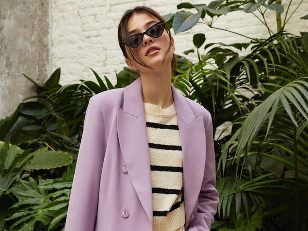 Blazer, camiseta de rayas y zapatos cómodos, este look barato de Pull&Bear es una propuesta perfecta para primavera