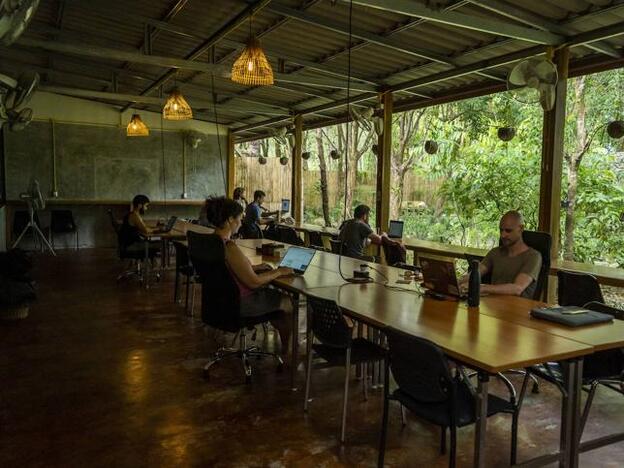 KoHub es un espacio de coworking situado en la isla tailandesa de Koh Lanta. Un paraíso rodeado de selva para trabajar y relacionarse.