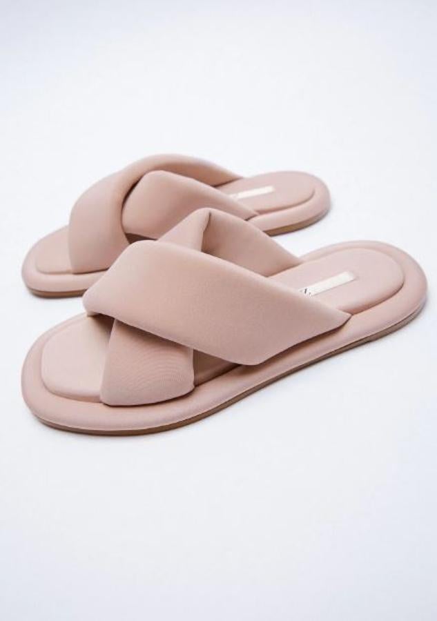 Técnicas y acolchadas, así son las sandalias planas (y muy cómodas) que se llevarán en primavera y verano