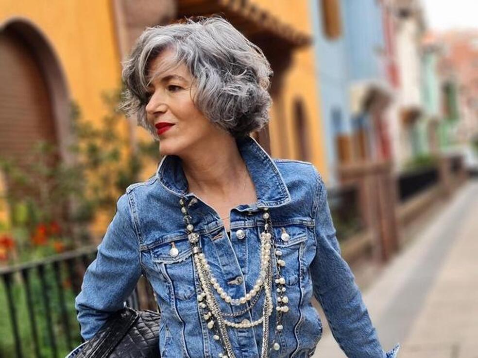 Vaquero con vaquero, el look total denim que rejuvenece a los 50 es perfecto para el entretiempo