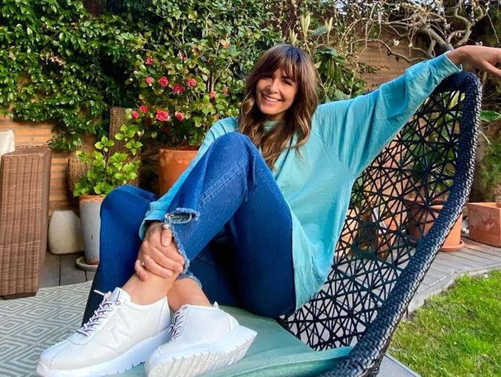 Nuria Roca consigue un look de entretiempo rejuvenecedor que quita 10 años con unos favorecedores vaqueros flare y las zapatillas ‘made in Spain’ más cómodas