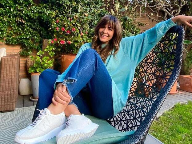Suradam Pef Mal Nuria Roca consigue un look de entretiempo rejuvenecedor que quita 10 años  con unos favorecedores vaqueros flare y las zapatillas 'made in Spain' más  cómodas | Mujer Hoy