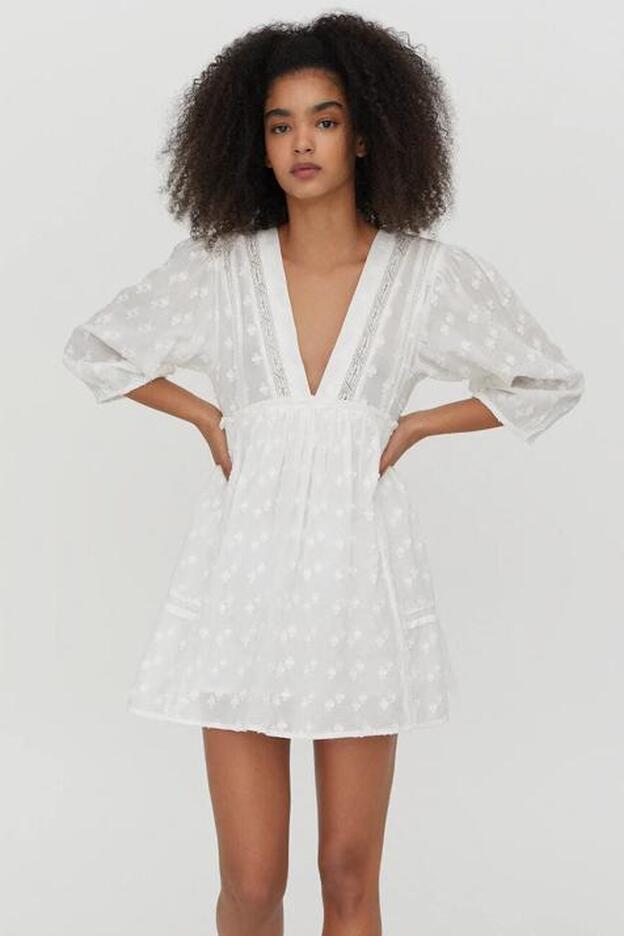 Este mono corto de Pull & Bear de color blanco marca cintura, hace piernas infinitas y promete arrasar esta primavera