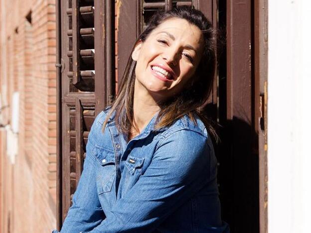 Las gabardinas están de moda y Nagore Robles se une a la tendencia del entretiempo combinándola con vaqueros y camisa blanca