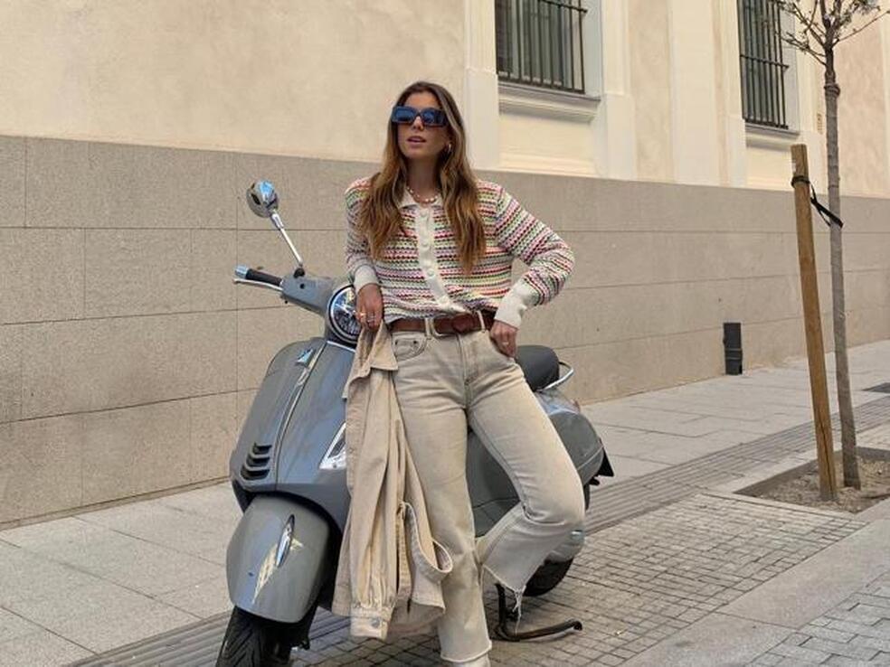 El cárdigan tipo polo de Zara que llevan influencers y cantantes es perfecto para poner un toque de color a tus looks de primavera