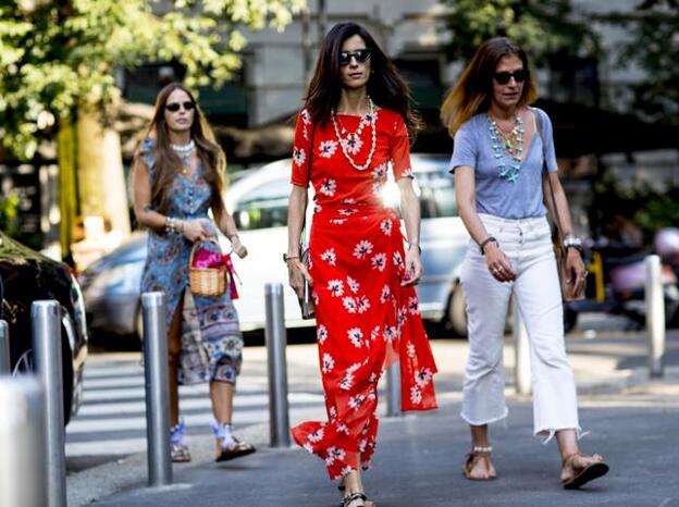Un vestido, una blusa, un kimono y un pantalón con estampado floral de Sferapara dar la bienvenida a la primavera con looks informales pero elegantes