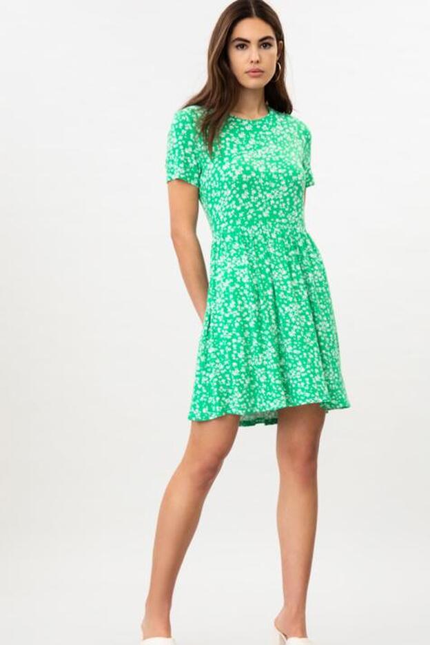 Lefties nos presenta el vestido estrella de la temporada: cómodo, disponible en cuatro estampados y por menos de 7 euros